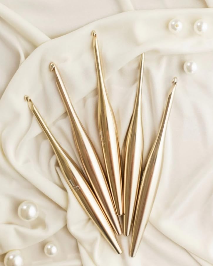 Furls Crochet Hook, Gold Streamline Metal Matte Finish & Polished
