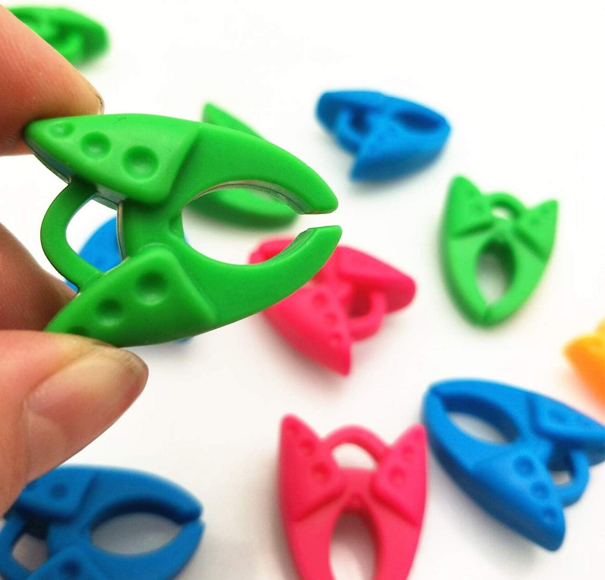 Fbshicung 36pcs Thread Spool Huggers/Bobbin Holders/Bobbin Clamp Clips