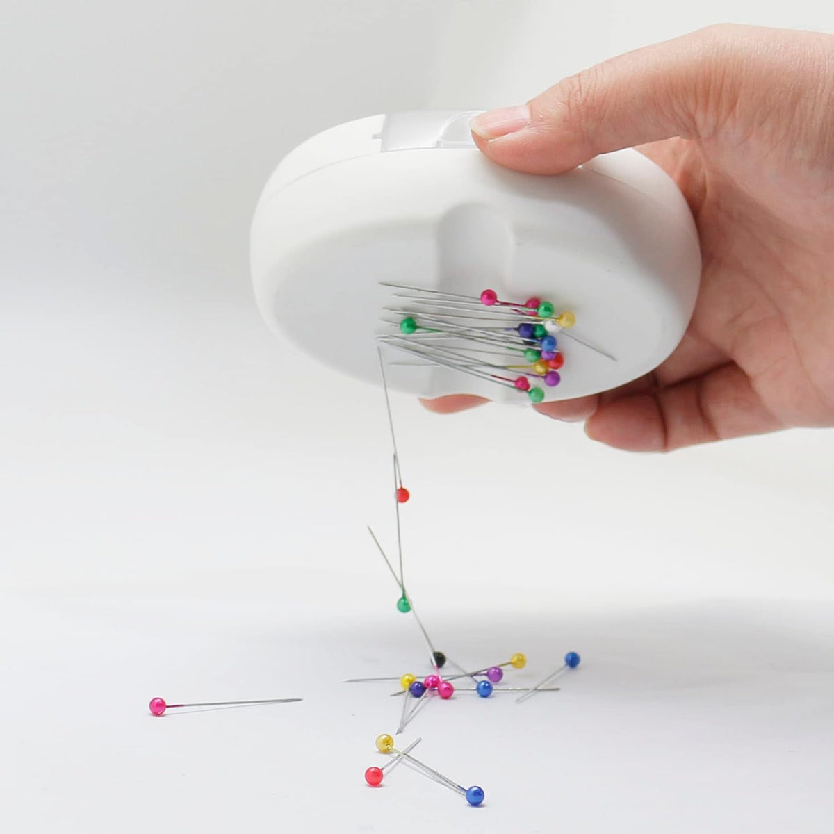 YEQIN Magnetic Sewing Pincushion with 15 Plastic Head Pins, Magnetic