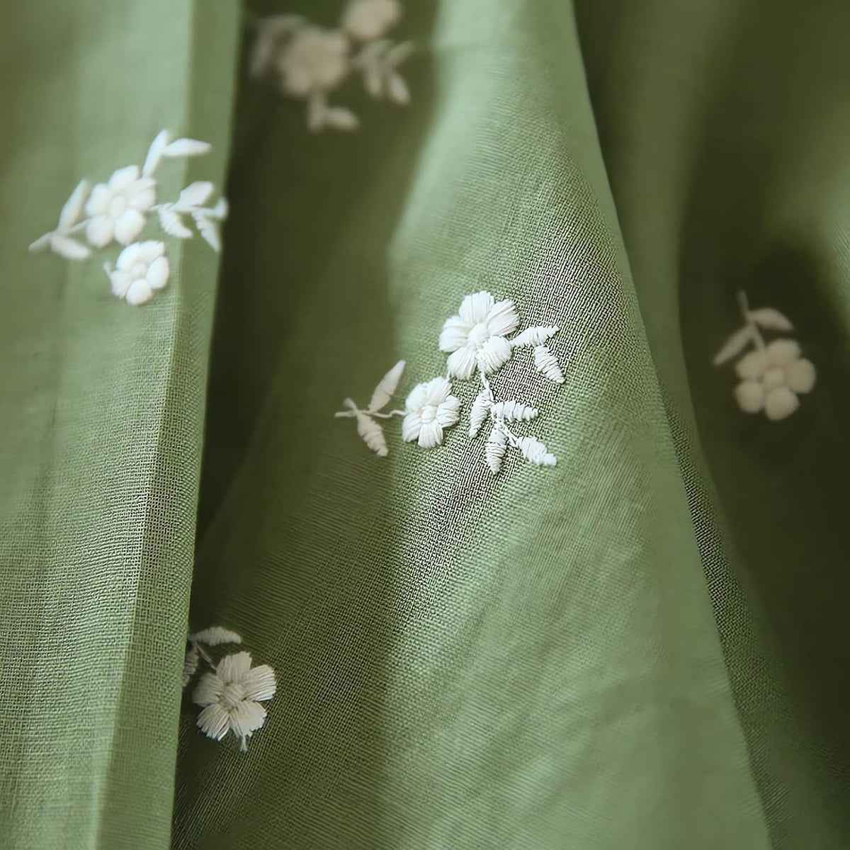 CraftDesignL Green Floral Linen Fabric - Embroidered Daisy Quilting