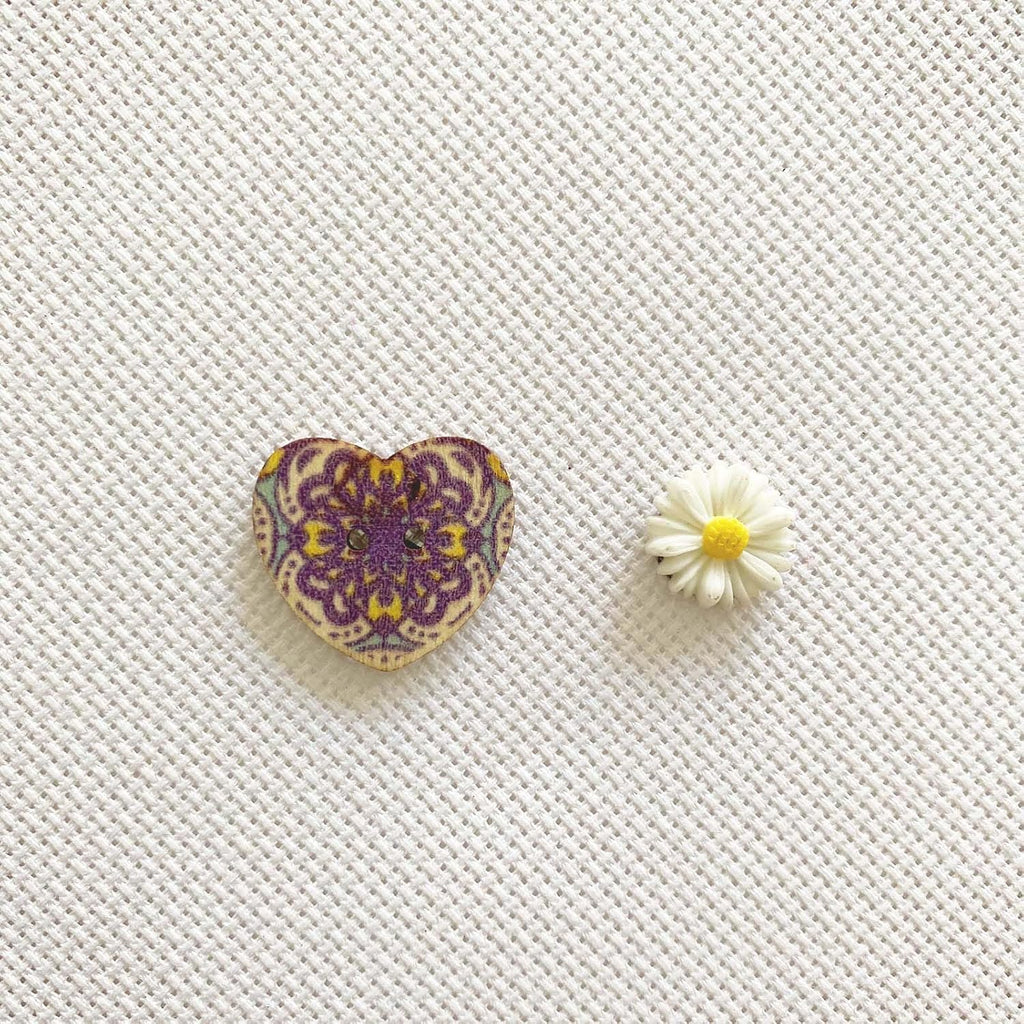 DPXWCCH 4 Pieces Heart Floral Needle Minders for Cross Stitch Wooden