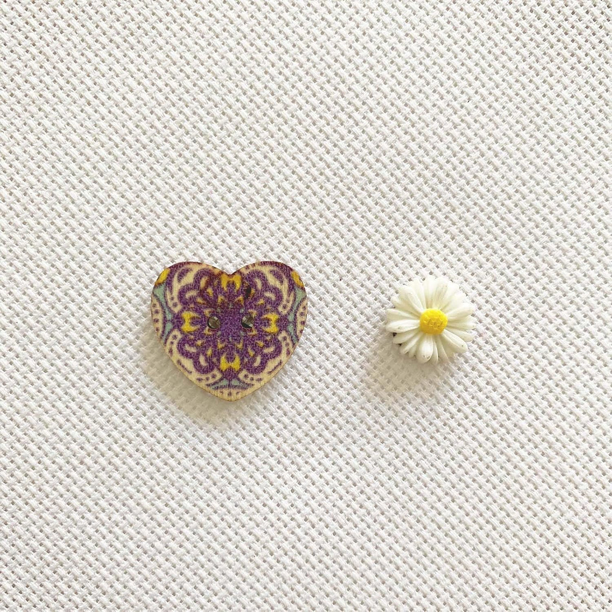 DPXWCCH 4 Pieces Heart Floral Needle Minders for Cross Stitch Wooden