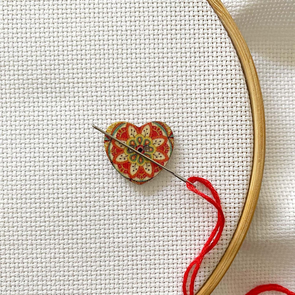 DPXWCCH 4 Pieces Heart Floral Needle Minders for Cross Stitch Wooden
