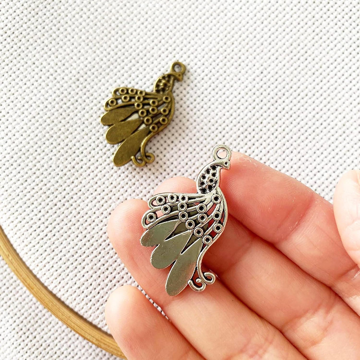 DPXWCCH 2 Pieces Peacock Needle Minders for Cross Stitch, Magnetic