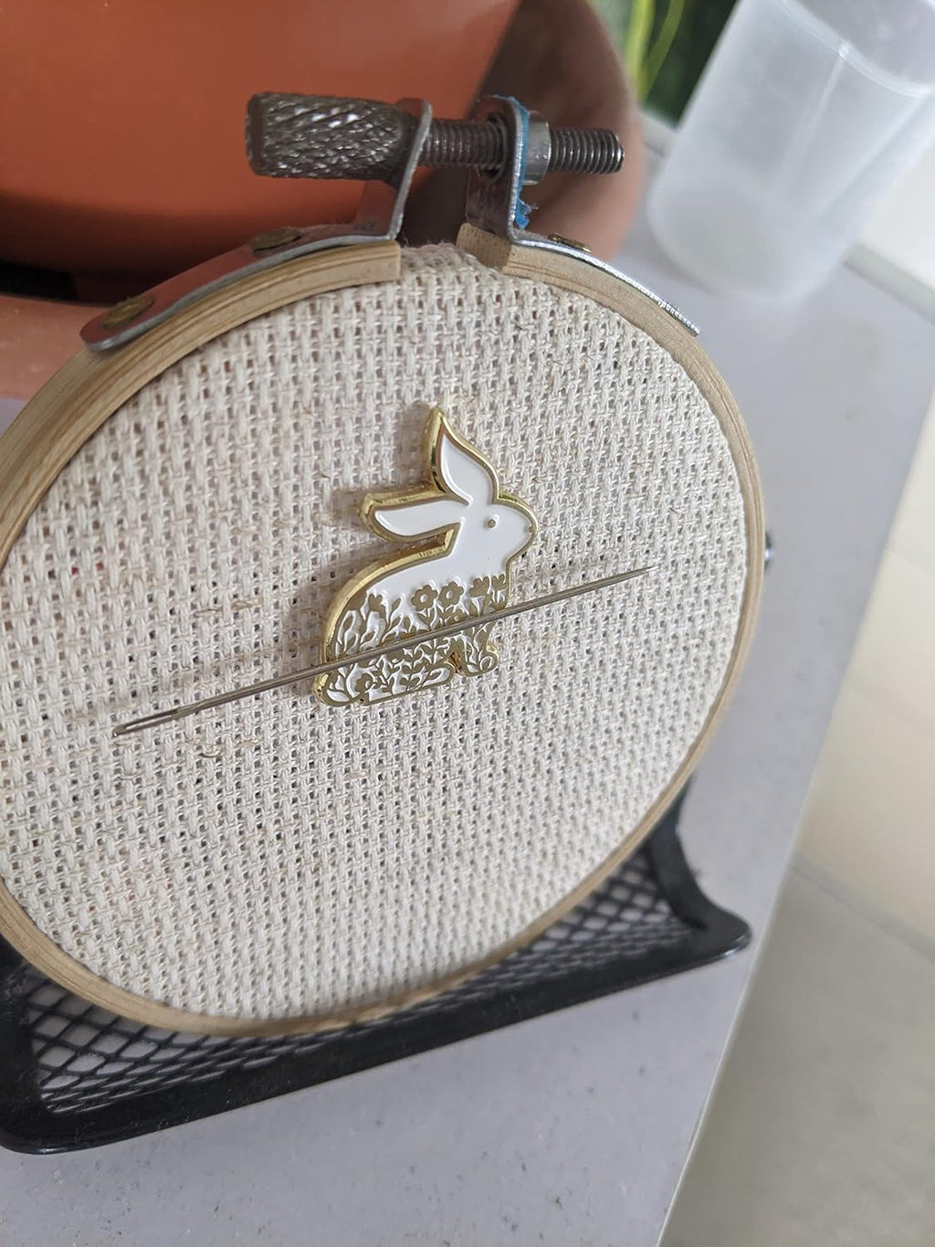Golden Rabbit Needle Minder