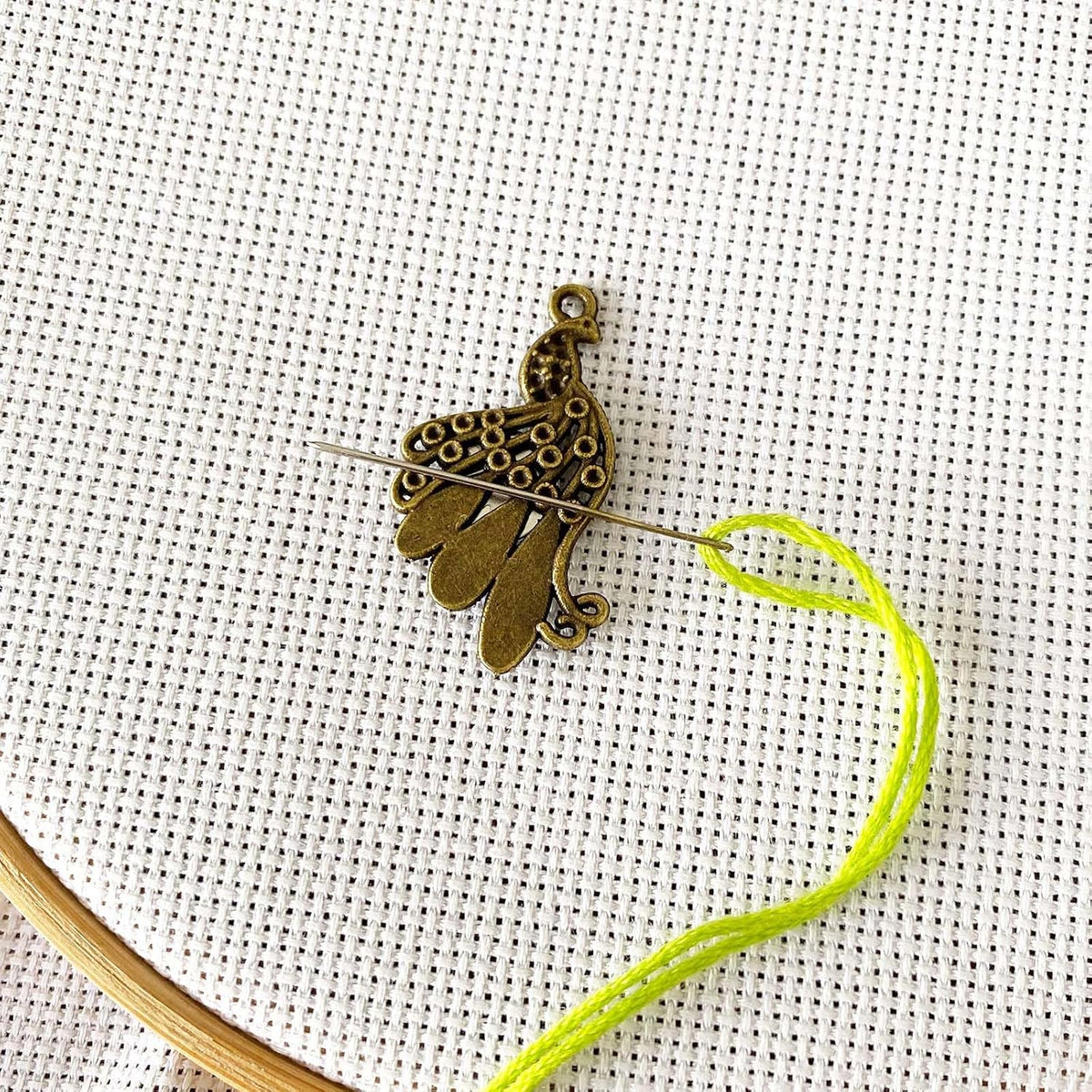 DPXWCCH 2 Pieces Peacock Needle Minders for Cross Stitch, Magnetic