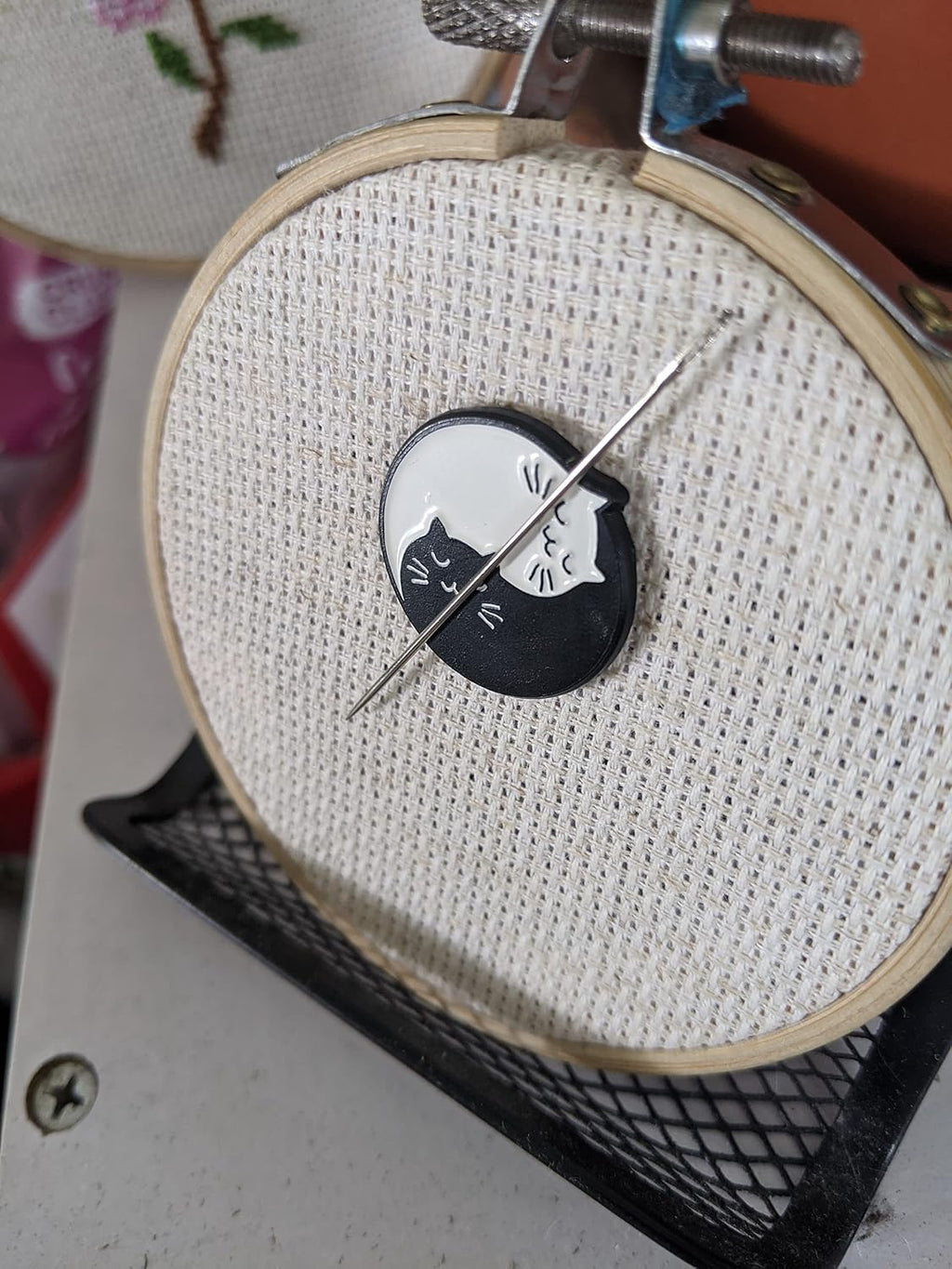 Yin Yang Cat Needle Minder
