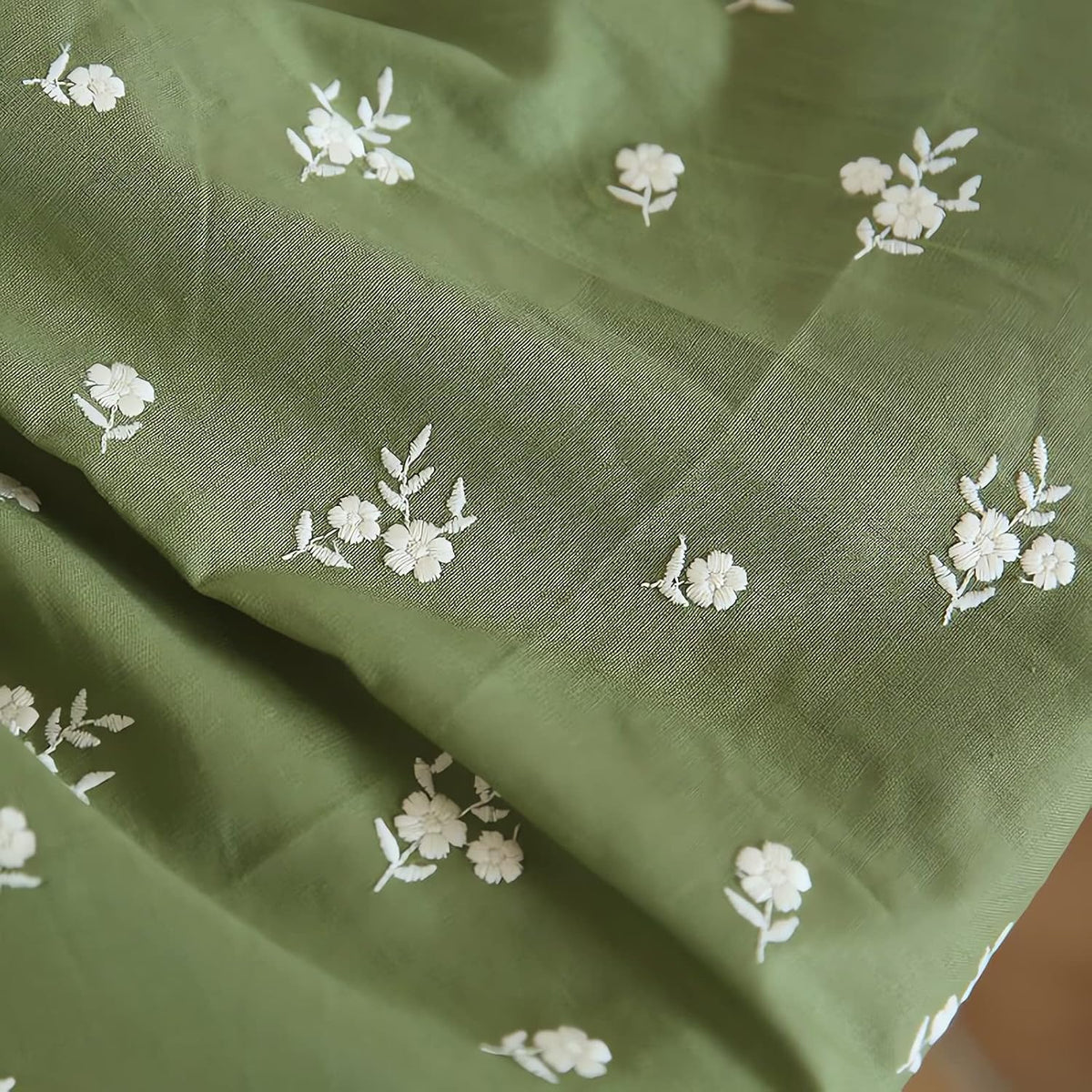 CraftDesignL Green Floral Linen Fabric - Embroidered Daisy Quilting
