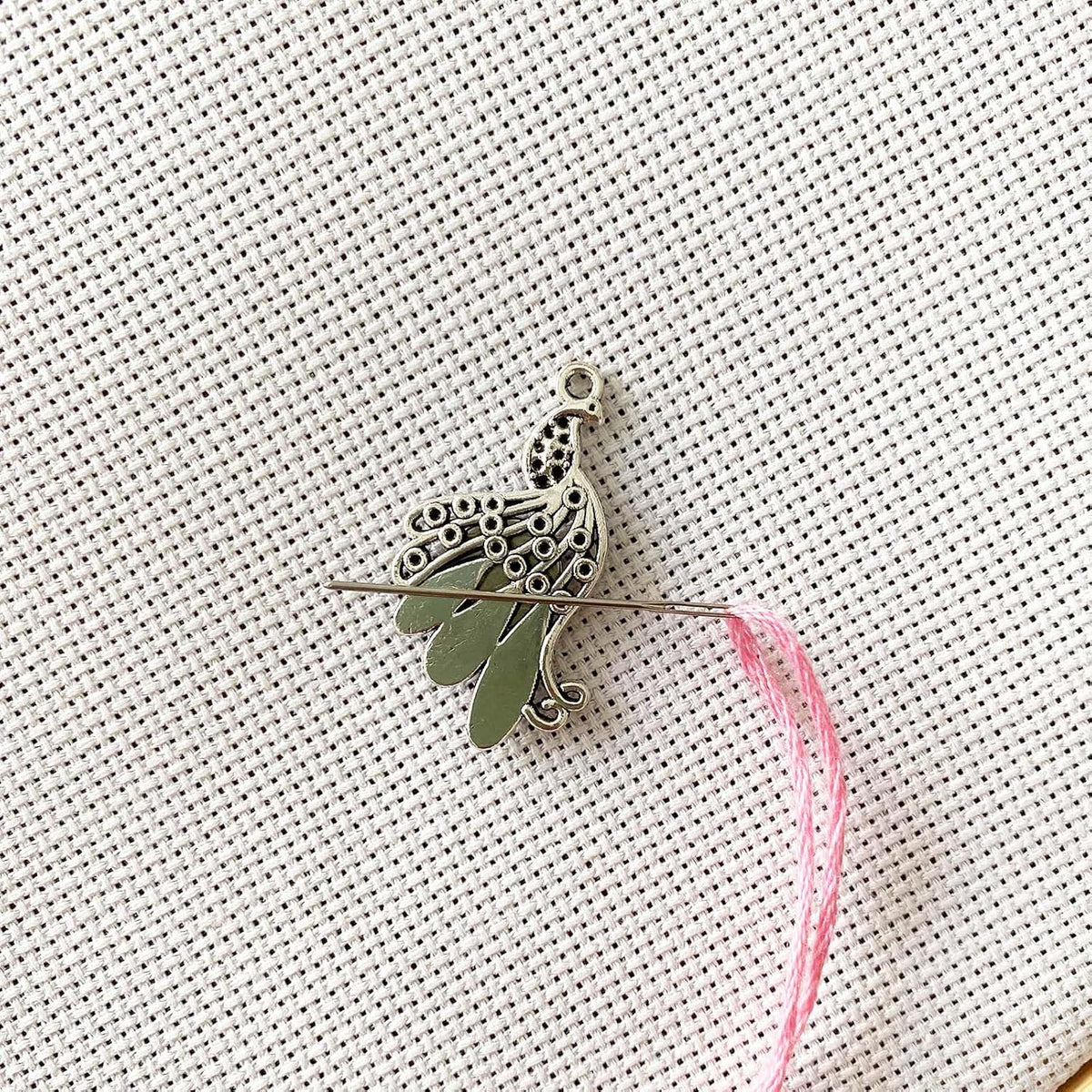 DPXWCCH 2 Pieces Peacock Needle Minders for Cross Stitch, Magnetic