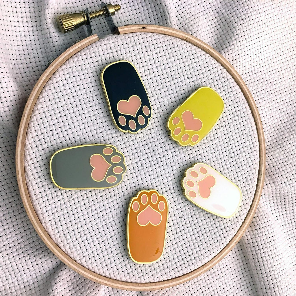 White Paw Enamel Magnetic Needle Minder - Cat Dog Pet
