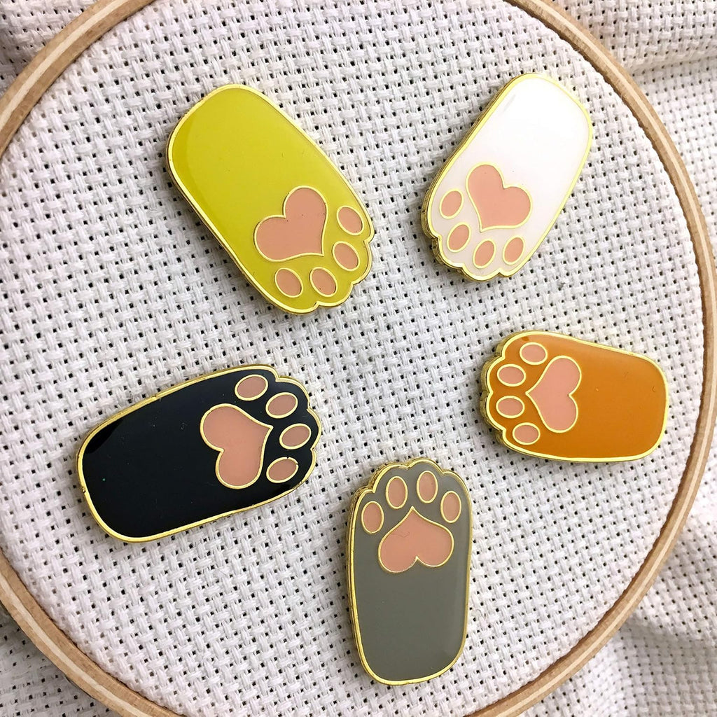 White Paw Enamel Magnetic Needle Minder - Cat Dog Pet